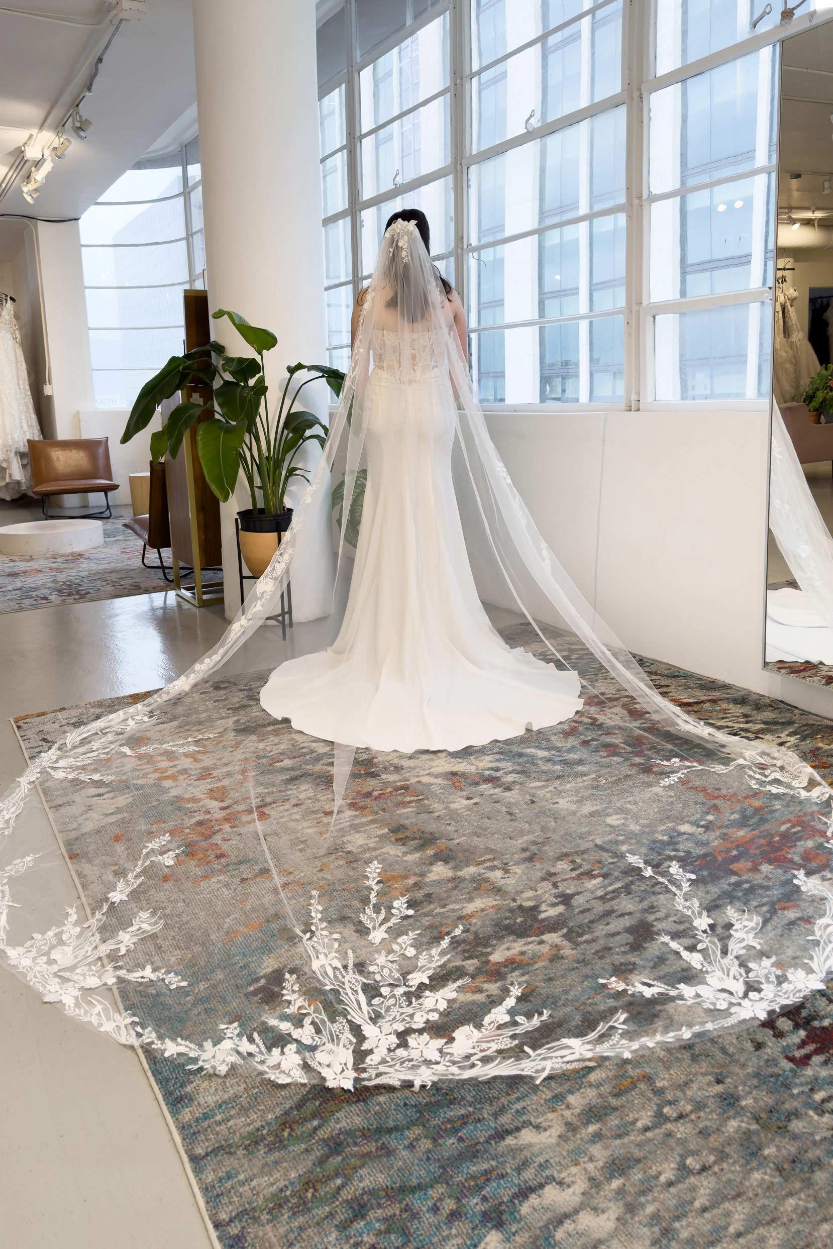 One-tier Lace Edge Tulle Chapel Veils with Appliques CV0329 - COCOMELODY