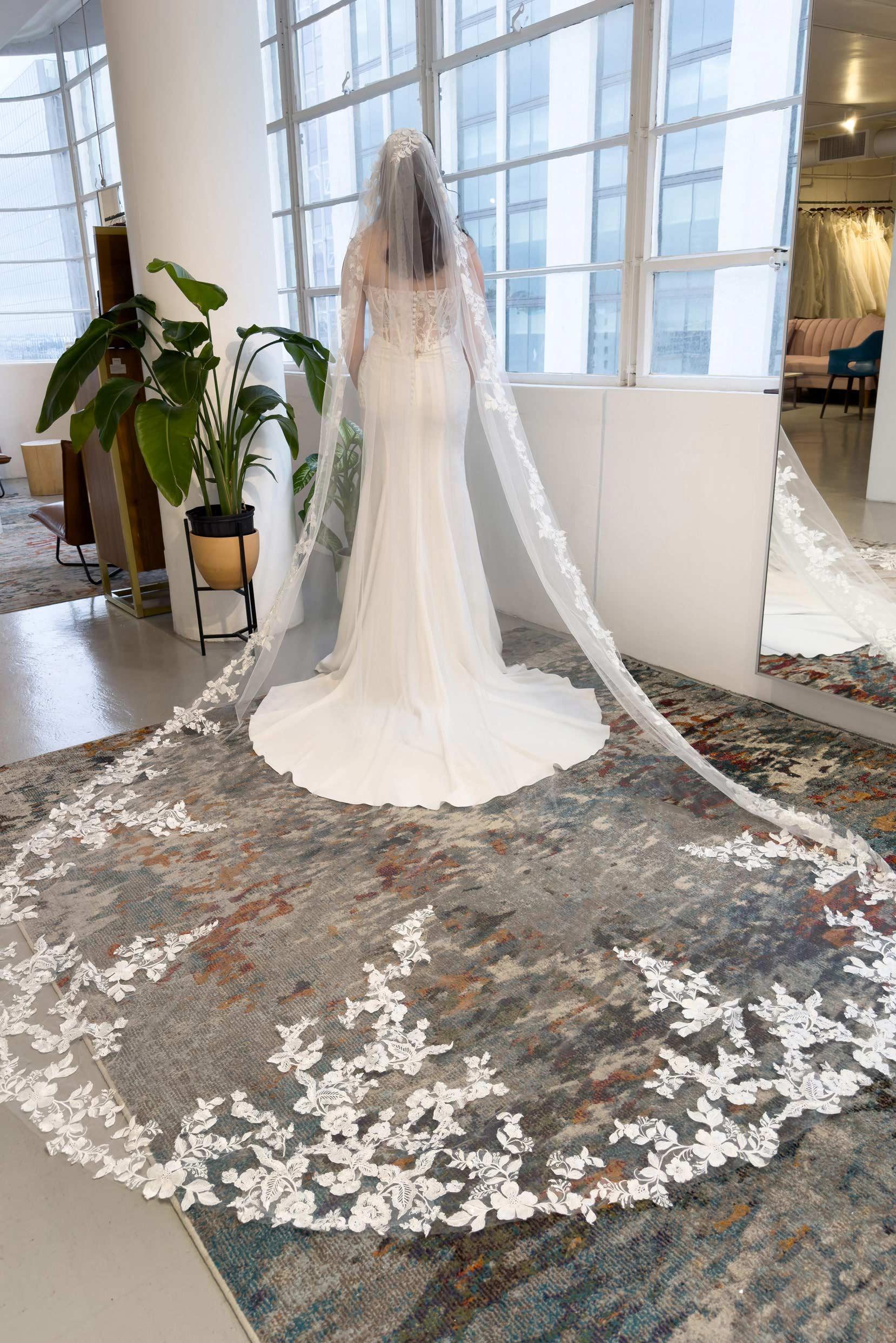 One-tier Lace Edge Tulle Chapel Veils with Appliques CV0330 - COCOMELODY