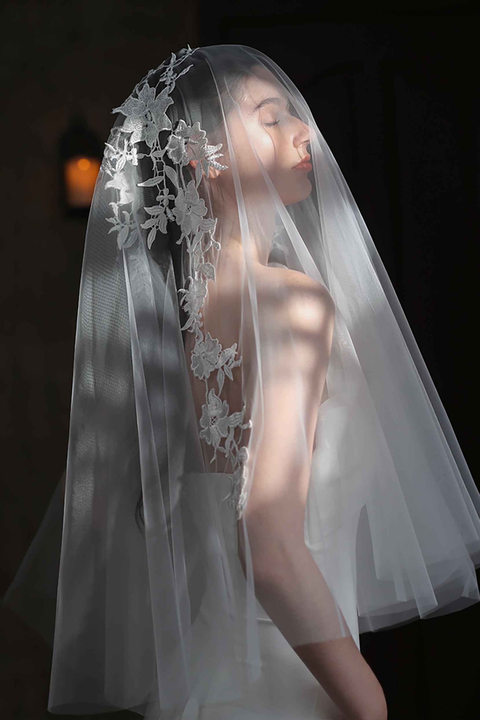 Two-tier Cut Edge Tulle Waist Veils with Appliques CV0310 - COCOMELODY
