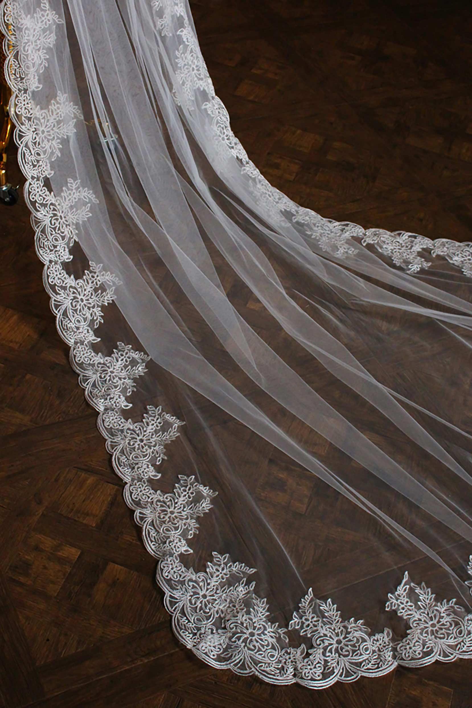 One-tier Lace Edge Tulle Chapel Veils with Appliques CV0317 - COCOMELODY