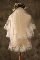 Two-tier Lace Edge Tulle Lace Waist Veils with Pearls CV0356 - COCOMELODY