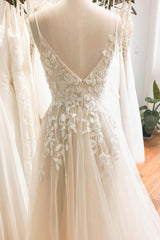 A-Line Sweep-Brush Train Lace Tulle Wedding Dress CW3119 - COCOMELODY